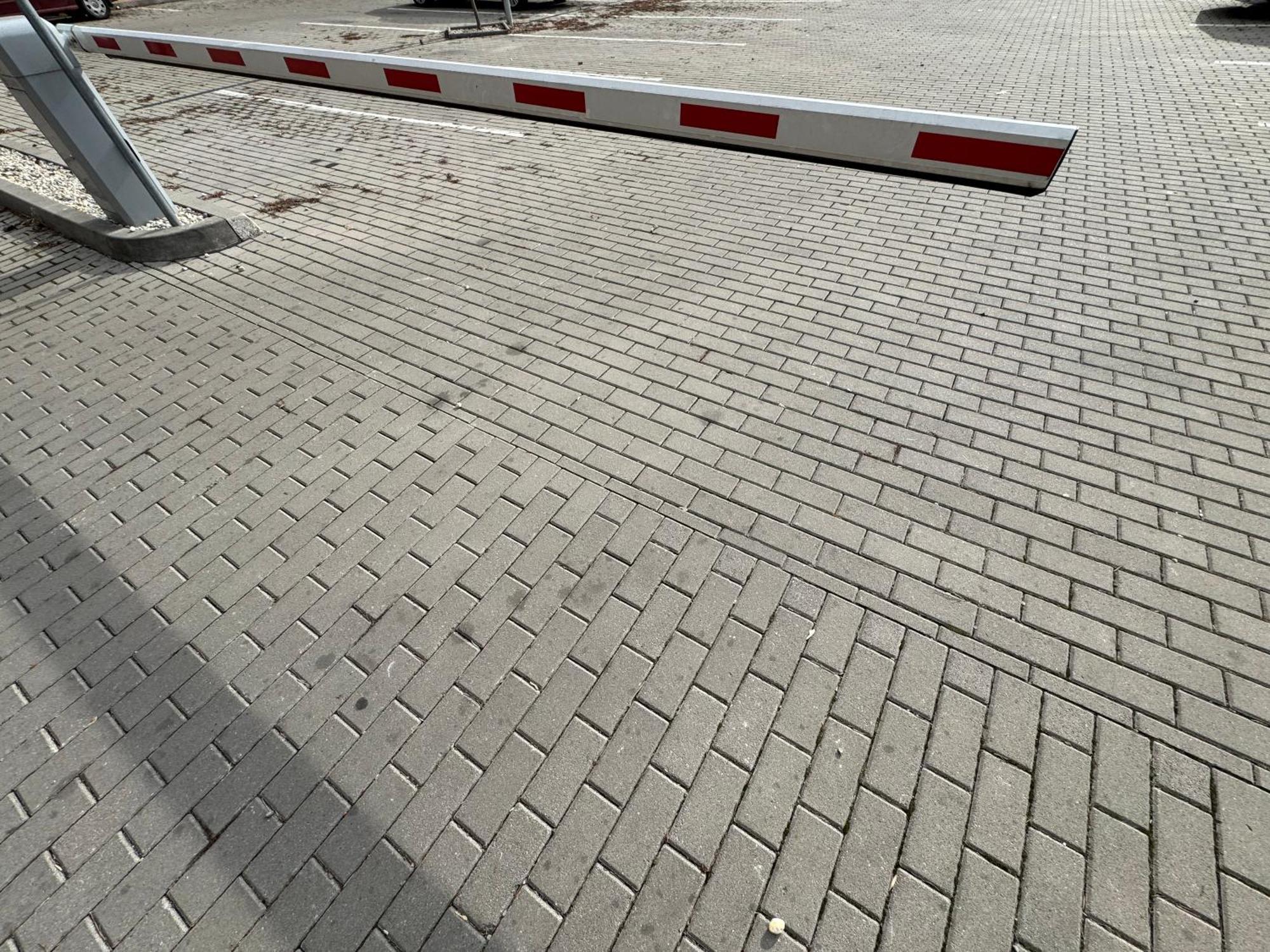 So Sukromnym Parkingom *
